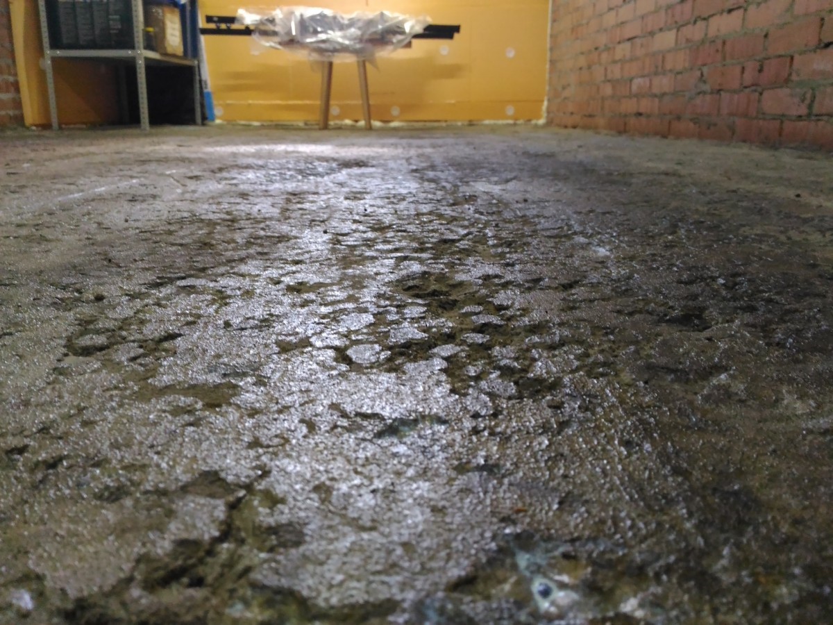 Выбоины в бетонном полу