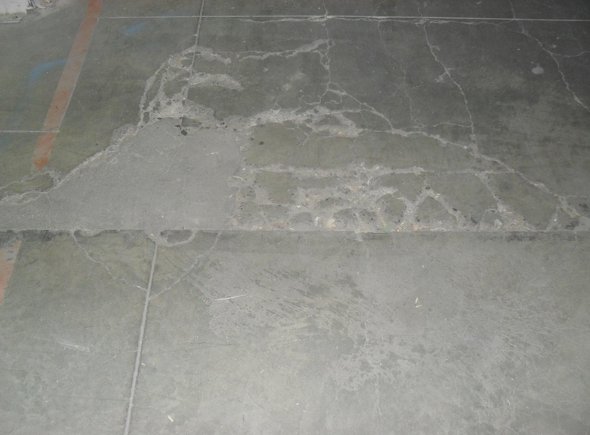 разрушение швов в бетонном полу