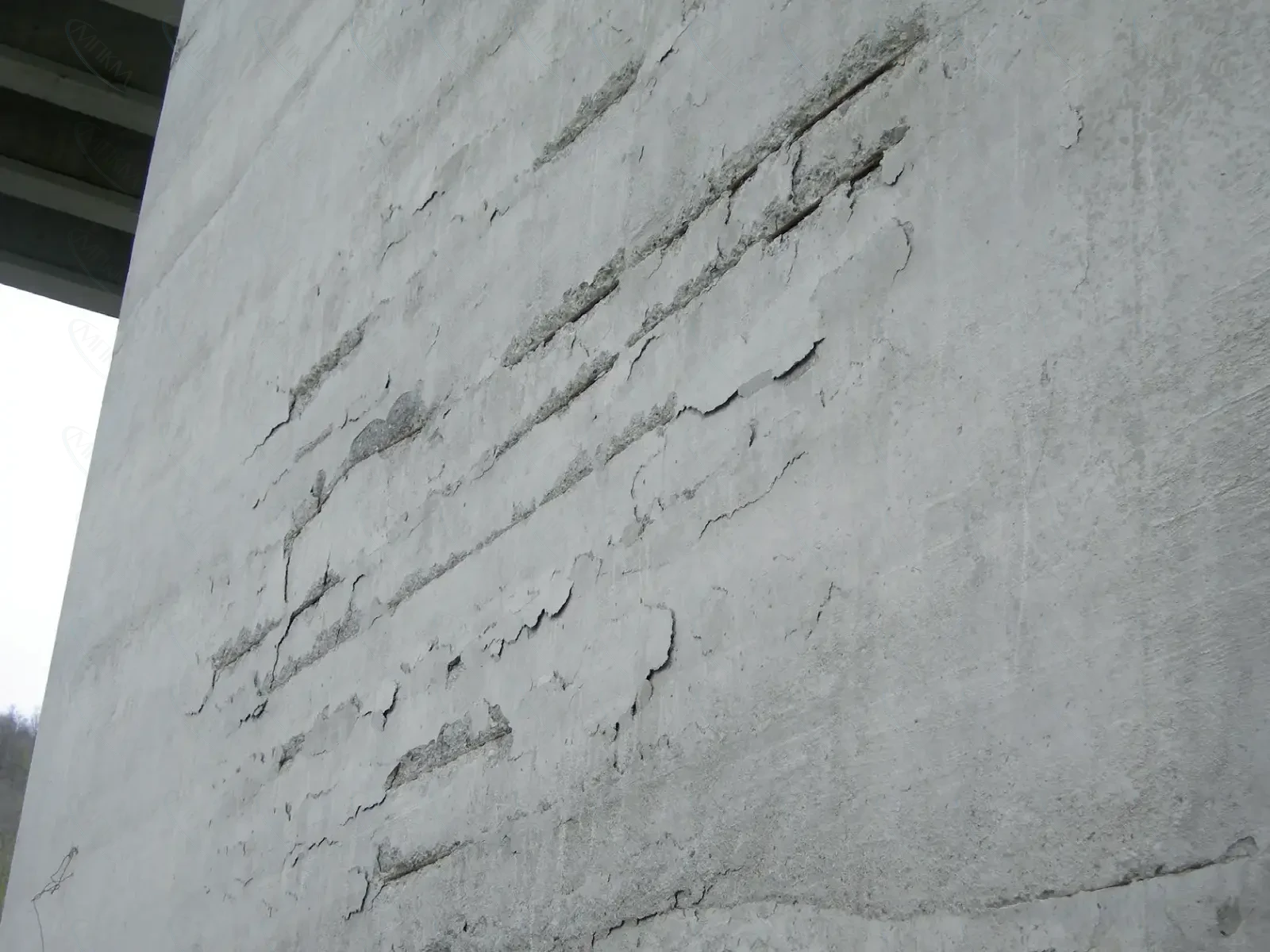 Разрушение бетона в следствие коррозии арматуры Разрушение бетона в следствие коррозии арматуры