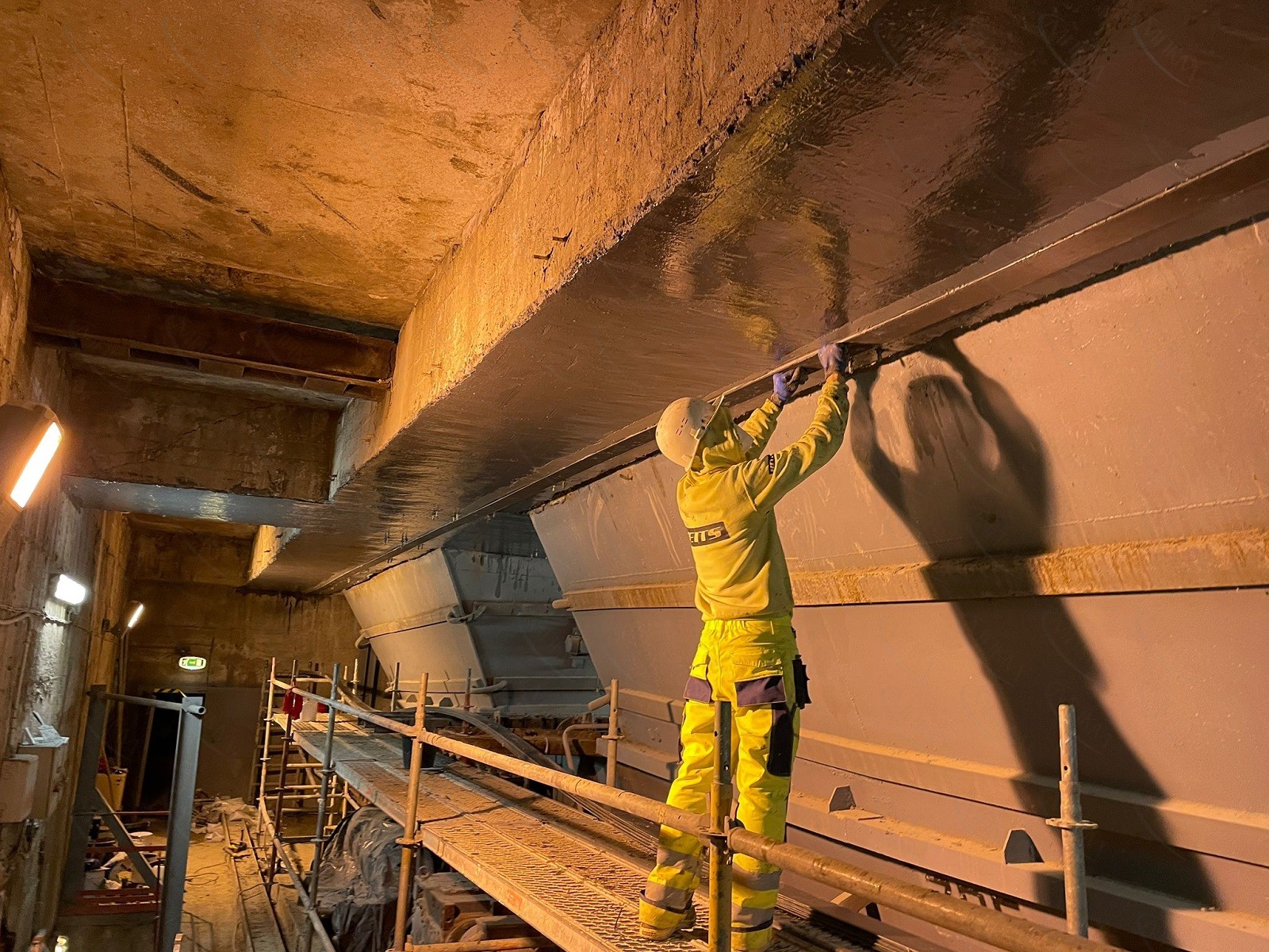 Монтаж углепластиковой ламели толщиной 5 мм. Монтаж углепластиковой ламели толщиной 5 мм.