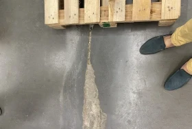 Ремонт бетонных полов наливным безусадочным составом MAPEI